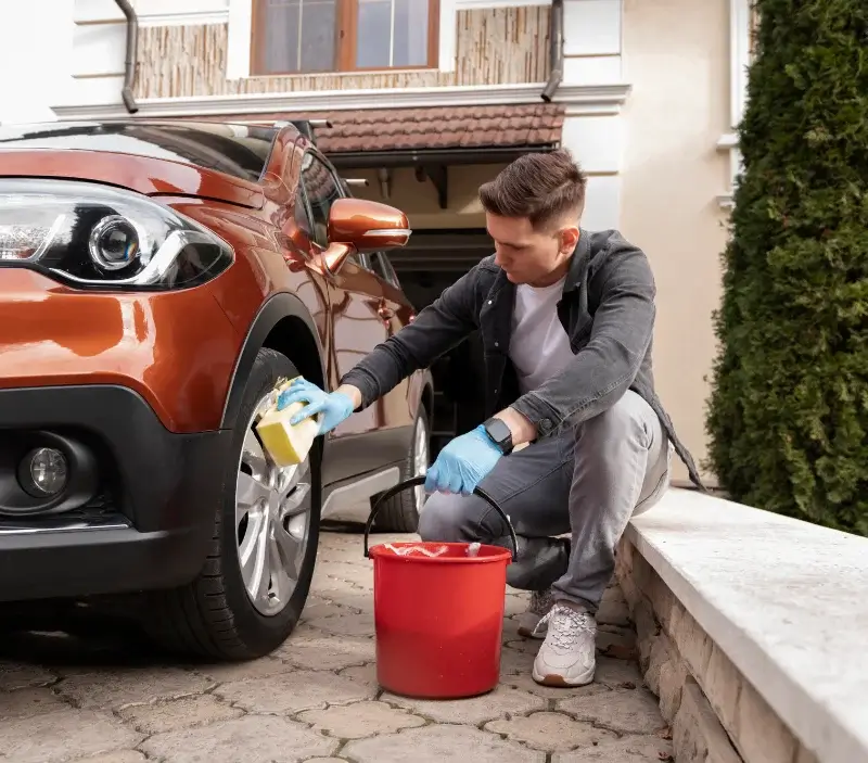 Lavage auto à domicile Nesles-la-Montagne : professionnel intervenant sur un véhicule